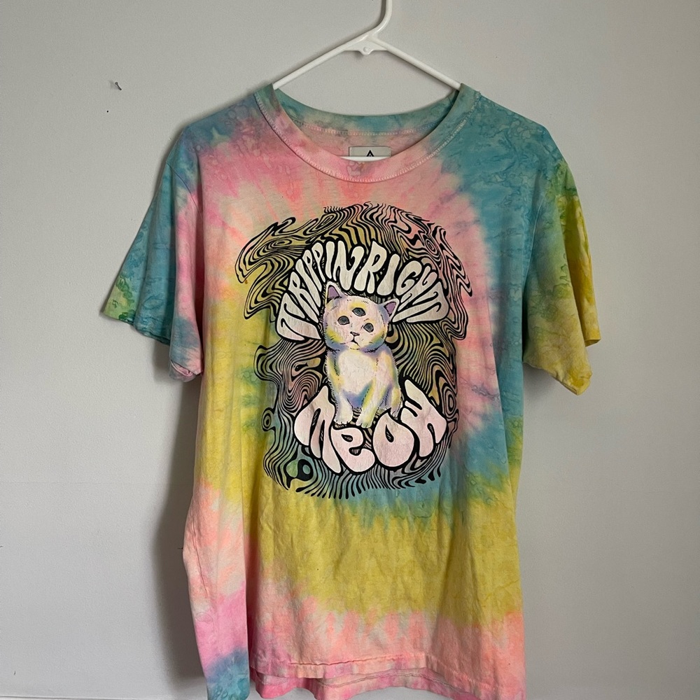 ONE HOUR SALE 🤩 HTF UNIF tee